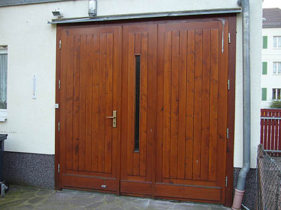 Originalarbeit der Tischlerei Popp: Garagentor aus Holz
