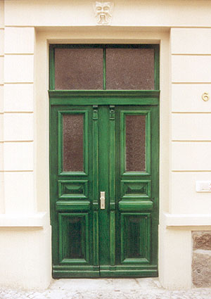 Originalarbeit der Tischlerei Popp: grüne Hauseingangstür